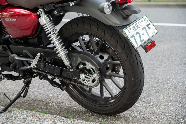 タイヤサイズはフロントが100/90-19、リアが130/70-18。「GB350 S」のリアには、よりワイドな150/70R17サイズのラジアルタイヤが装着される。