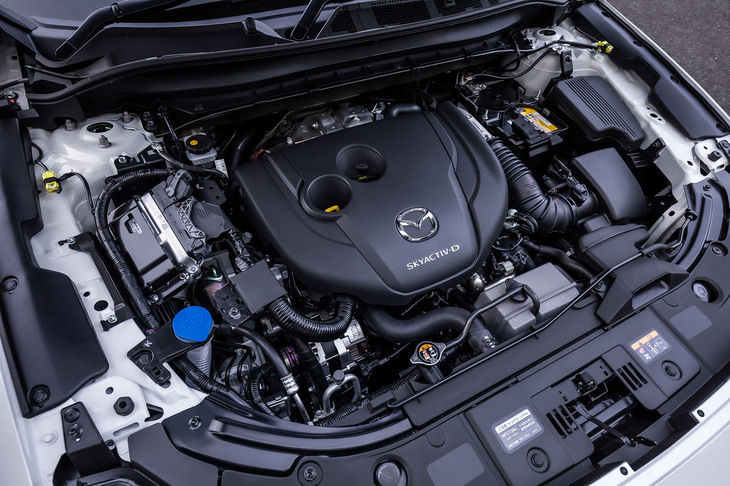 「XDプロアクティブSパッケージ」に搭載される2.2リッター直4ディーゼルターボエンジンは、最高出力190PS/4500rpm、最大トルク450N・m/2000rpmを発生。トランスミッションは6段ATが組み合わされている。