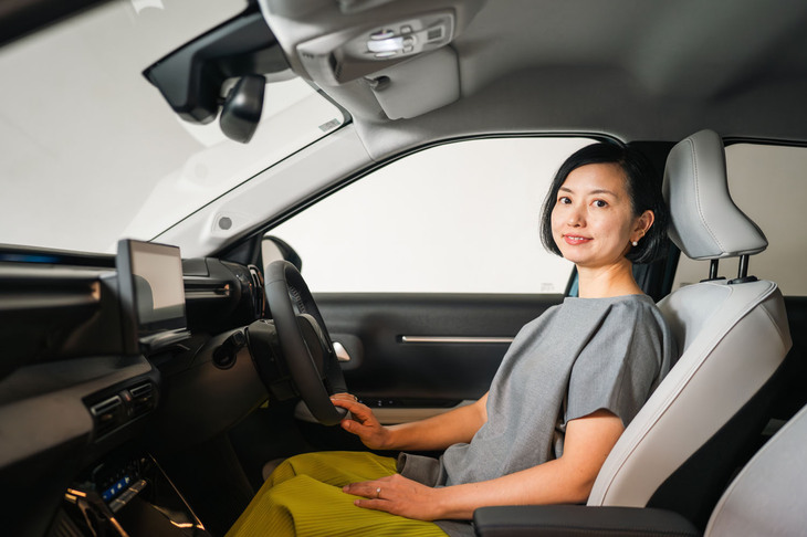 水平基調のダッシュボードと、特徴的なデザインのシートを有するインテリアのデザインコンセプトは「C-ZENラウンジ」。日本の禅を由来とするZENには、ミニマルで視覚的な雑念を排した空間＝心地よい落ち着きという意味が込められているという。