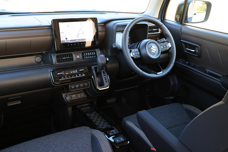 従来型のインテリアはギア感を強調するあまり少しゴチャゴチャしていたが、よりすっきりとした水平基調に生まれ変わった。ステッチのような加飾付きのカラーパネルを使うなどして質感も追求している。