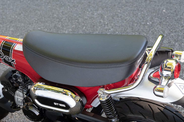 機能面における「ダックス125」の特徴である、タンデム走行を可能にするロングシート。ちゃんと同乗者用のグラブバーやステップも装備されている。