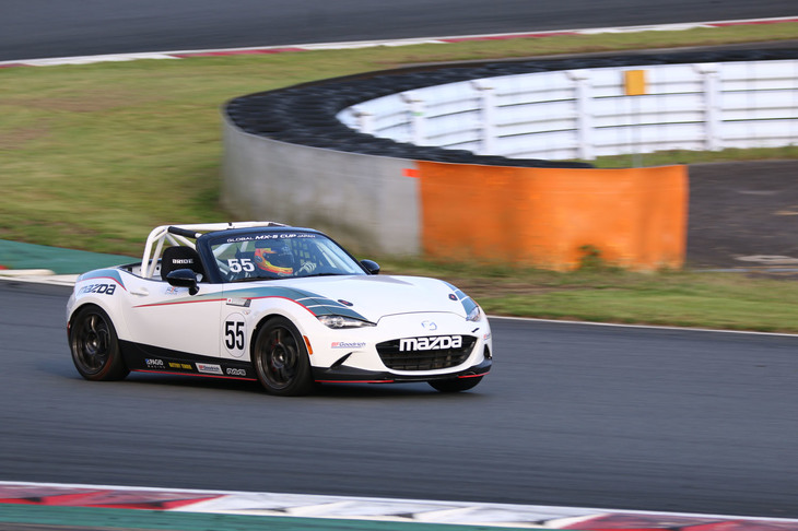 GLOBAL MX-5 CUP専用のカップカーもデモランに出走。世界統一仕様の「MX-5」カップカーで競われるこのレースは、日本でも「GLOBAL MX-5 CUP JAPAN」が開催されており、イベント翌日の2018年9月24日に最終戦が行われた。MX-5ベースなので、左ハンドルの2リッターエンジン仕様となる。