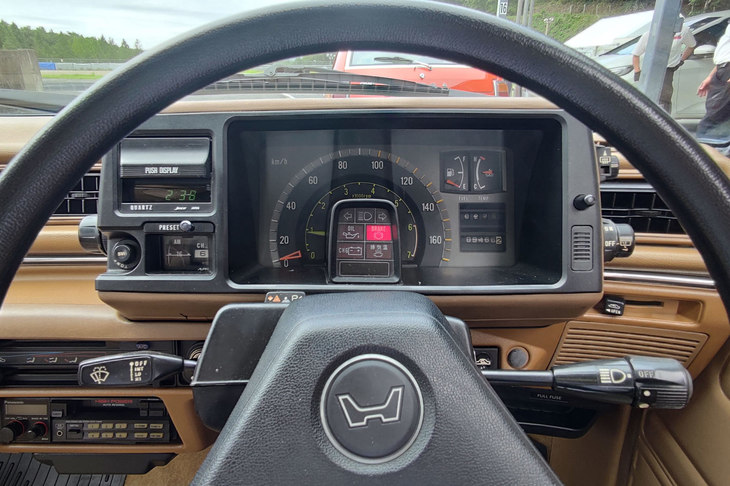 2代目「シビック」に採用された集中ターゲットメーター。速度計とタコメーターを同心円状に並べて視線の移動を減らしたほか、メーターナセルの周囲に操作系をまとめて配置していた。