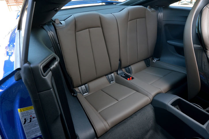 定員2人のリアシート。シートカラーは、写真のムリーリョブラウンのほかにブラックも選べる。