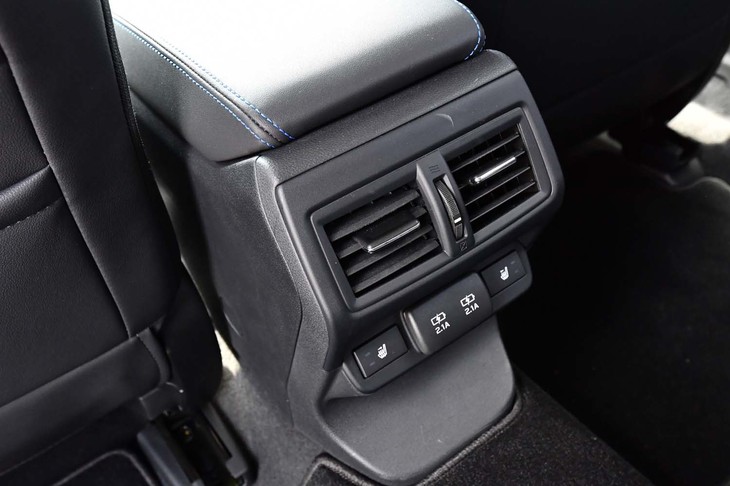 「GT-H」「STI Sport」の両グレードには、後席用のシートヒーターとUSBコネクターが備わる。