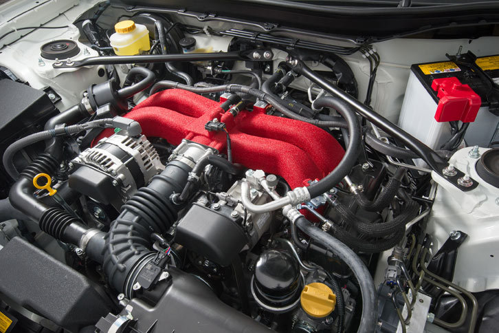 吸気効率、排気効率の改善や剛性、耐久性の向上などが図られたMT車のエンジン。なお、AT車には従来と同じエンジンが搭載されている。