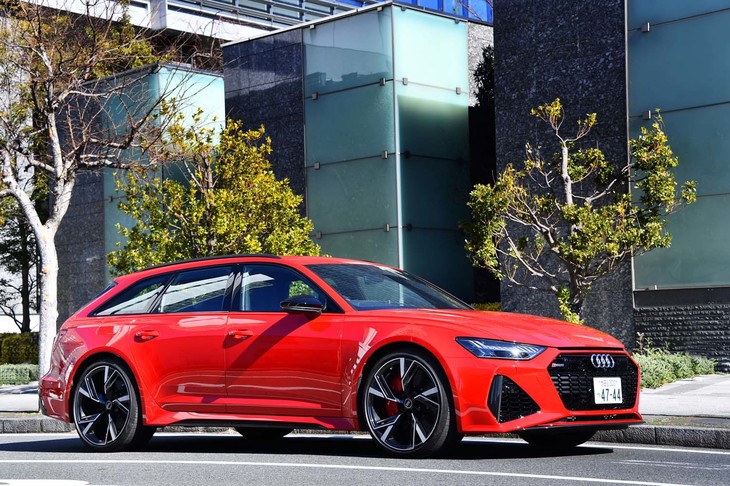 「アウディRS 6アバント」の全長は、ほぼ5mの4995mm。全幅はワイド化されたフェンダーにより、2mに迫る1960mmとなっている。