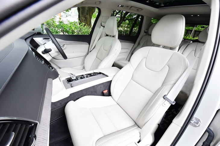 「XC90 B6 AWDインスクリプション」の前席には、ベンチレーション機能のほかマッサージ機能も備わっている。