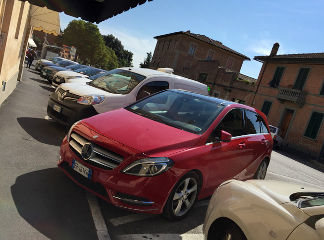 「メルセデス・ベンツBクラス」のジュピターレッドは、イタリアでは激レア色だ。