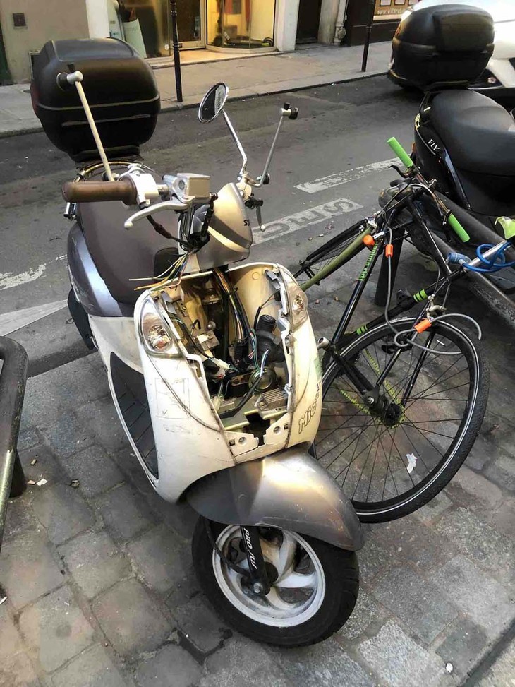 カウルが破損し、内部がシースルーになったスクーター。