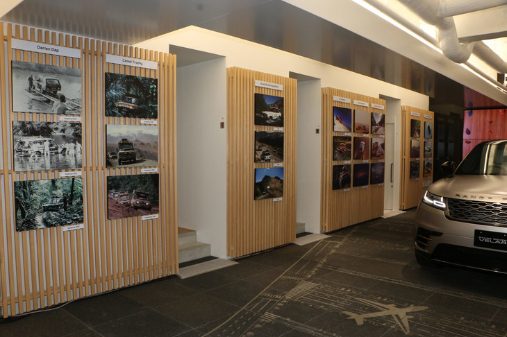 ショールーム内では、ジャガーやランドローバーの世界を紹介する、さまざまな展示が行われる。