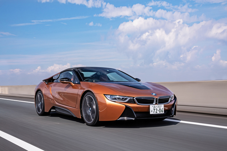 
	「i8」をベースにオープン化された「i8ロードスター」。2017年11月のロサンゼルスモーターショーで発表された。i8ロードスターの登場によって、i8は「i8クーペ」と呼ばれることになった。
	