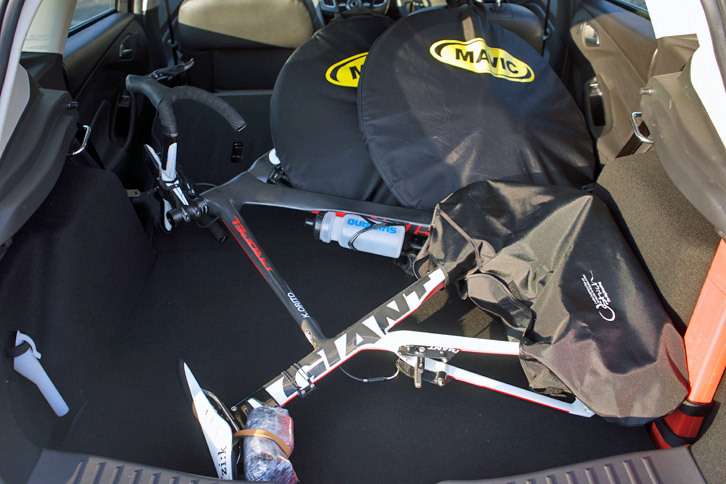 こちらがロードバイクを積載した状態。開口部の形がいいので、乗せ降ろしのしやすさは上々。広さや荷室形状も、このクラスのクルマとしては申し分ないと思いました。