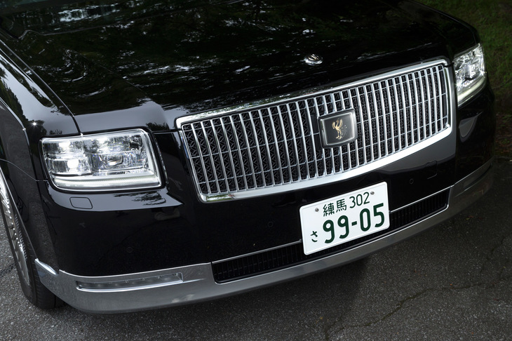 歴代「センチュリー」の流れをくむフロントマスク。バンパーを含め、凹凸の少ないデザインを採用している。ヘッドライトやコーナリングランプはLEDとなる。