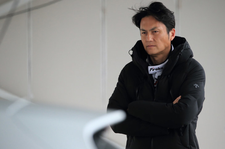 谷口信輝（たにぐち のぶてる）
	レーシングドライバー
	1971年広島生まれ。高校時代からバイクに夢中になり、18歳でミニバイクレース日本一に。その後、ドリフトと出会い、四輪に転身。2001年（30歳）に本格的にレース活動を開始した。D1グランプリでは初開催の2001年にシリーズチャンピオンを獲得し、その後も表彰台の常連として活躍。国内最高峰レースの全日本GT選手権（現SUPER GT）には2002年から参戦しており、2011年にSUPER GT初の“痛車”チーム、グッドスマイルレーシングの「初音ミクBMW Z4 GT3」を駆ってシリーズチャンピオンの座を獲得。2014年には2度目のチャンピオンに輝いた。さらに2017年、同チームから「メルセデスAMG GT3」で参戦し、3度目のチャンピオンに。またワンメイクレースの86/BRZ Raceにおいては、2014年、2015年、2018年のプロフェッショナルシリーズ王者となっている。