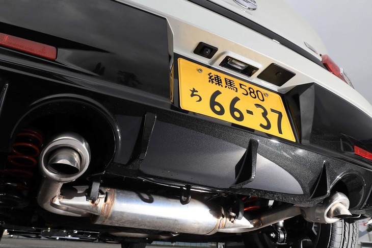 リアバンパー下部には3本のフィンを備えたディフューザーが備わる。