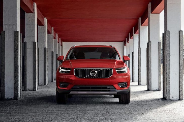 すでに紹介したとおり、「XC40」はCセグメントに属するSUVでありながら、その全幅はまさかの1875mm！ 前編では大いに物議をかもした。