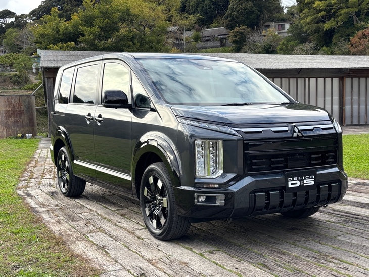 新しい「三菱デリカD：5」は2025年12月18日に販売がスタート。内外装だけでなく、走りにまつわる装備も磨き上げられたビッグマイナーチェンジモデルだ。