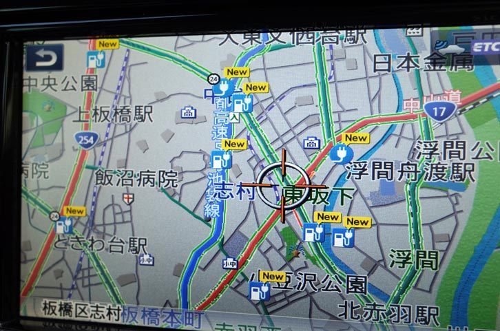 ガソリンスタンドの給油機のマークが急速充電施設の場所。コンセントのマークは普通充電器。画面は、かつての急速充電過疎地、板橋区と北区の一部。