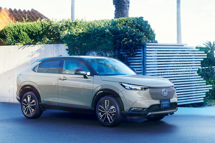 2021年4月に登場した2代目「ヴェゼル」。ボディー同色のフロントグリルや、アウタードアハンドルをCピラーに埋め込んだリアドアの処理、クーペライクなフォルムなどが目を引く。ボディーサイズは全長×全幅×全高＝4330×1790×1590mmで、先代モデルと比べると35mm長く20mm幅広く15mm低いディメンションに変更された。