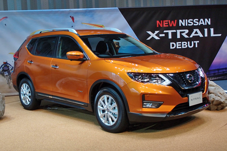 「日産エクストレイル20Xハイブリッド」（4WD）。ボディーカラーは新色の「プレミアムコロナオレンジ」。