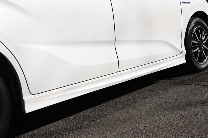 ボディーサイドにもロアスカートが装着される。