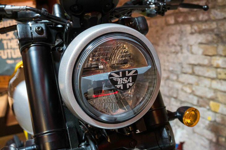 ヘッドランプにはユニオンジャックをモチーフにしたBSAのバッジが。