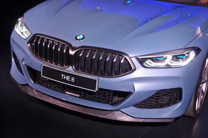 新型「8シリーズ」（写真）と「Z4」では「キドニーグリル」の五角形のとがった部分がヘッドライトよりも下端のラインとそろうようにレイアウトされている。