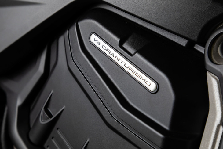 「V4グランツーリスモ」はスーパースポーツなどに搭載される「デスモセディチストラダーレ」から派生したV4エンジンだが、搭載されるバイクの特性に合わせ、大幅に設計が変更されている。