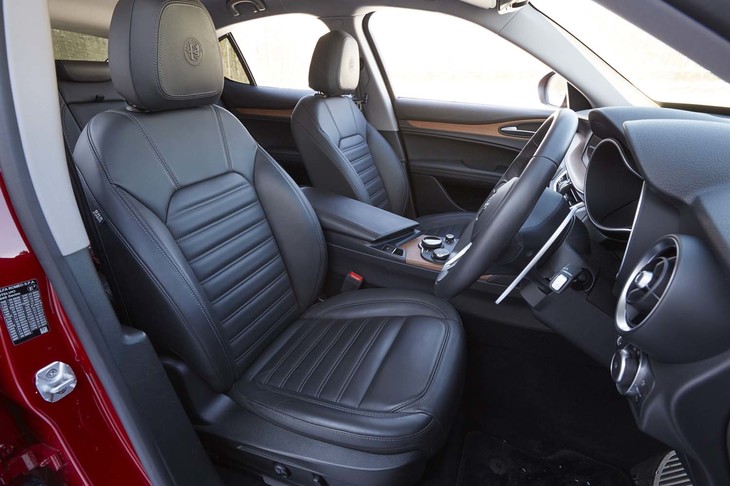 「ファーストエディション」のプレミアムレザーシート。シートヒーターや電動調節機構も標準装備される。