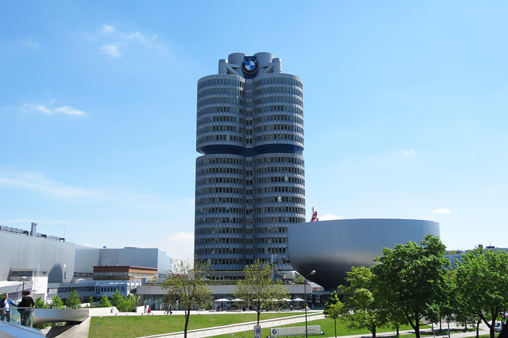 BMWヴェルトから、ユニークなデザインのBMW本社とBMWミュージアムを撮影。右手前に見える“おわん”のような建物と、その隣の平たいガラス張りの建物、それらの下に広がる地下の空間が、BMWミュージアムとなっている。