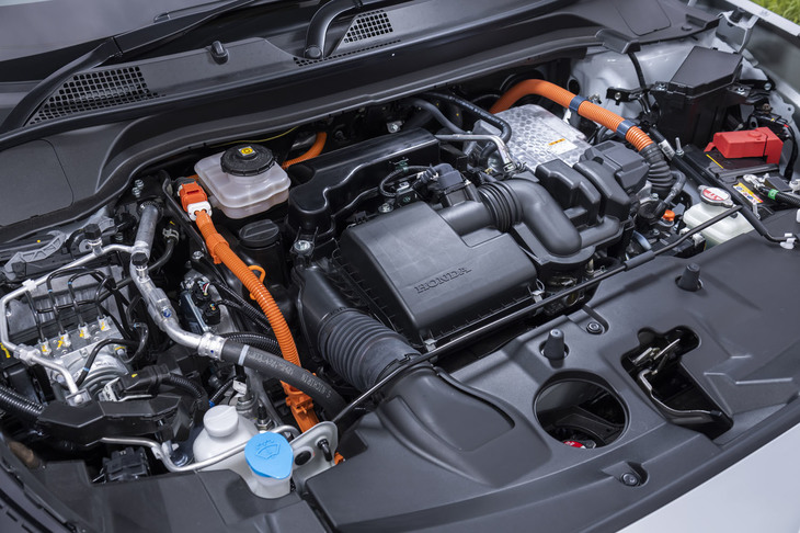 パワーユニットは2基のモーターと1.5リッターガソリンエンジンを組み合わせたストロングハイブリッド。WLTCモードで24.8km/リッターという燃費性能を実現している。