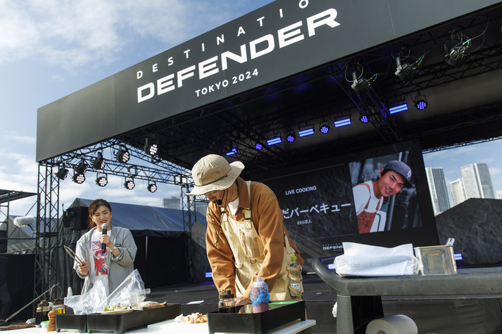 前回の「DEFENDER EXPERIENCE TOKYO 2023」に引き続き登場した、BBQ芸人たけだバーベキューさん。そのトーク＆クッキングライブには多くのギャラリーが詰めかけ、料理の腕前とパフォーマンスに感心しきりであった。