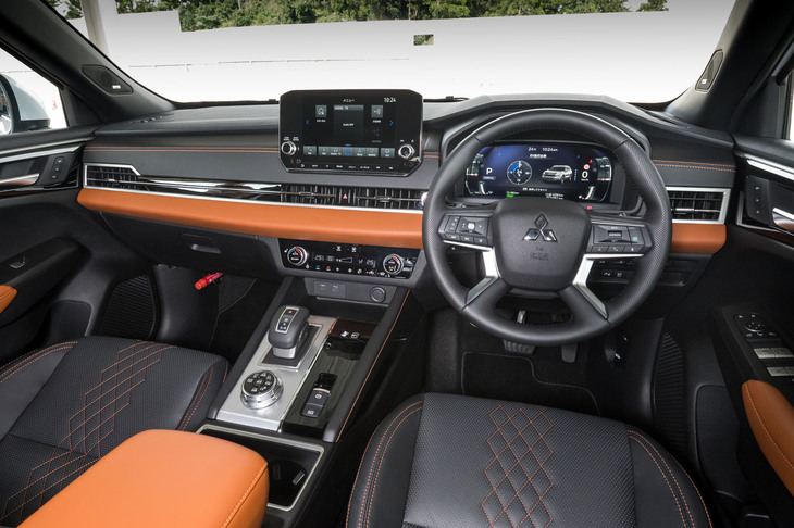 内装はインストゥルメントパネルまわり、ドアまわりともに従来型から大幅に質感を向上。各所にステッチ入りのソフトパッドが用いられている。