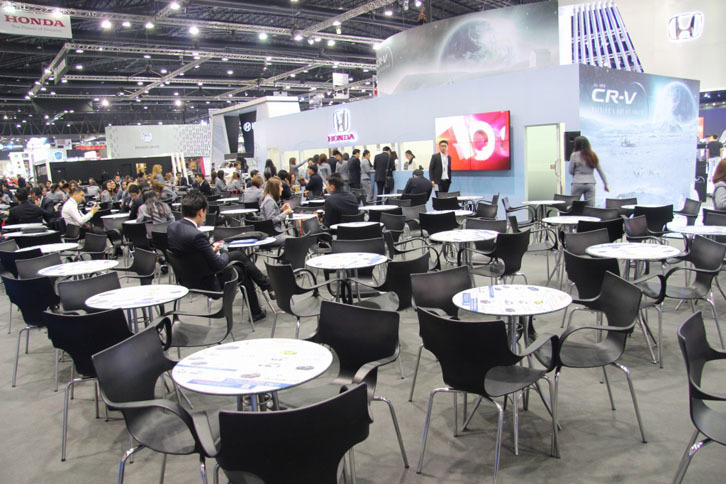ここは、ホンダブースの裏側。一般入場時間の前なので皆さんくつろいでいますが、この写真に写っているスーツを着た人は全員、バンコク周辺の販売店から集められたセールススタッフなのです。たくさん並んだ円卓は、すべて商談用テーブル。期間中は「全メーカーあわせて数万台」という規模で新車が売れるのです（2016年実績は3万2571台）。それだけ売れれば、メーカー側だって気合が入るってものです。