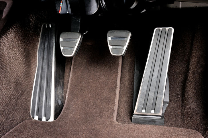 試乗車のABCペダルはハイトがそろっておらず、クラッチ（一番左）がブレーキ（中央）より高かった。