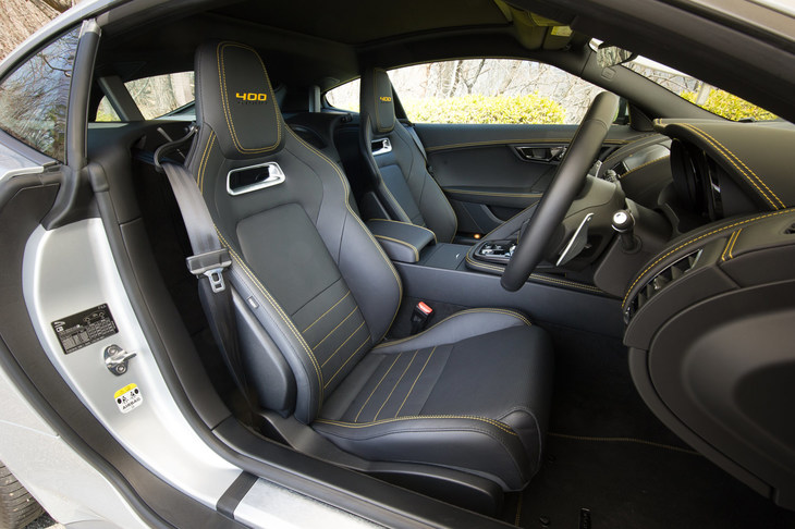 「400スポーツ」専用のプレミアムレザーパフォーマンスシート。表皮の柔らかな質感が心地いい。