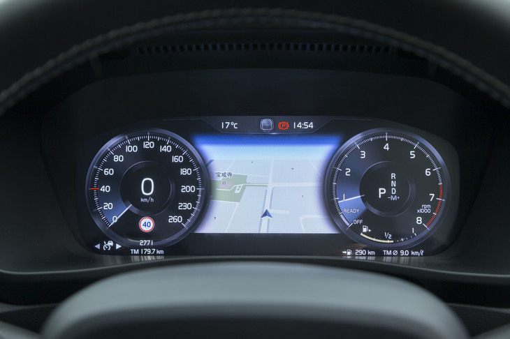 メーターパネルはフル液晶表示。写真のようにカーナビのマップを映し出すことができる。