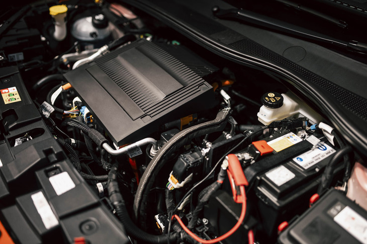 フィアット600e（フロントフード内部）