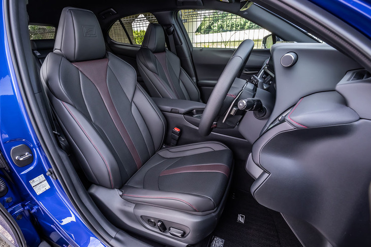 センター部分に差し色のラインが入る“Fスポーツ”専用となる本革シートは、25万3000円のオプションアイテム。ベンチレーションとヒーター機能が内蔵されている。