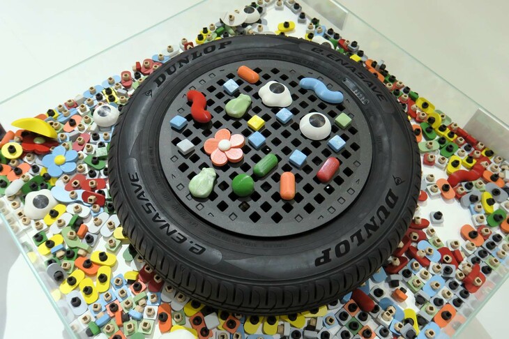 こうした装飾パーツは、実際に取り付けて遊べるようになっている。