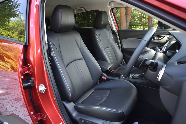 「Lパッケージ」には、本革張りのシートが組み合わされる。シートカラーは写真のブラックのほか、ホワイトも選べる。