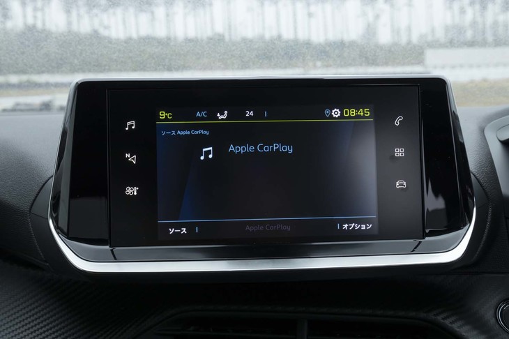 ダッシュボード中央のタッチスクリーンは「Apple CarPlayと」「Android Auto」に対応。試乗車と同じようにオプションの車載ナビも装着できる。