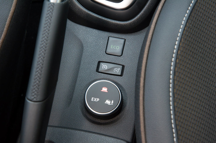 2018年3月のマイナーチェンジで採用された、ドライブモードセレクト機能「エクステンデッドグリップ」のコントローラー。路面の状況に応じて、「標準モード」「ソフトグラウンドモード」「エキスパートモード」の3種類から走行モードを選択できる。