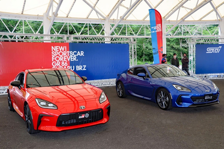 「FUJI 86 Style with BRZ 2021」にて一般公開された、「トヨタGR 86」（左）と新型「スバルBRZ」（右）。