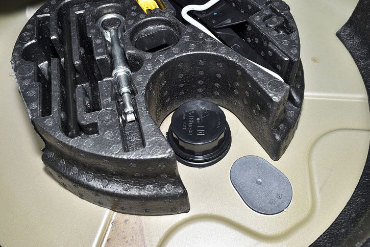 尿素水溶液（アドブルー）の補給口はラゲッジフロアの下にある（写真中央の黒い円形キャップ）。