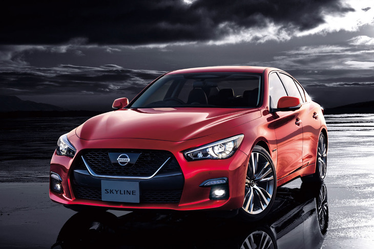 インフィニティバッジから日産バッジへと改められた「スカイライン」。ガソリンモデルのエンジンがダイムラー製直4ターボから自社製V6ツインターボへと置き換えられている。