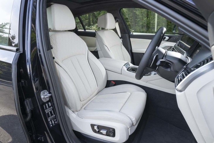 フロントにはスポーツシートを採用。ヒーターが標準装備で、試乗車にはオプションの「コンフォートパッケージ」によってランバーサポートとベンチレーター、マッサージ機能も備わっていた。