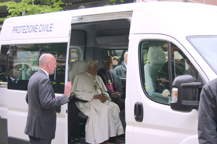 2009年、当時のローマ教皇ベネディクト13世が震災の被災地アブルッツォを訪問したときにも「ドゥカート」が使われた。