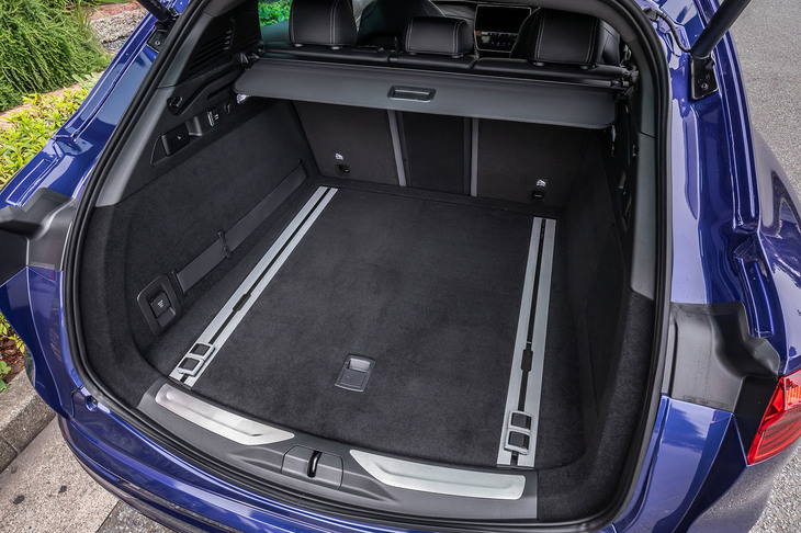 「グレカーレ モデナ」の荷室容量は535リッター。後席の背もたれには40：20：40の分割可倒機構が備わり、シートバックを前方に倒すとほぼフラットな荷室空間が出現する。